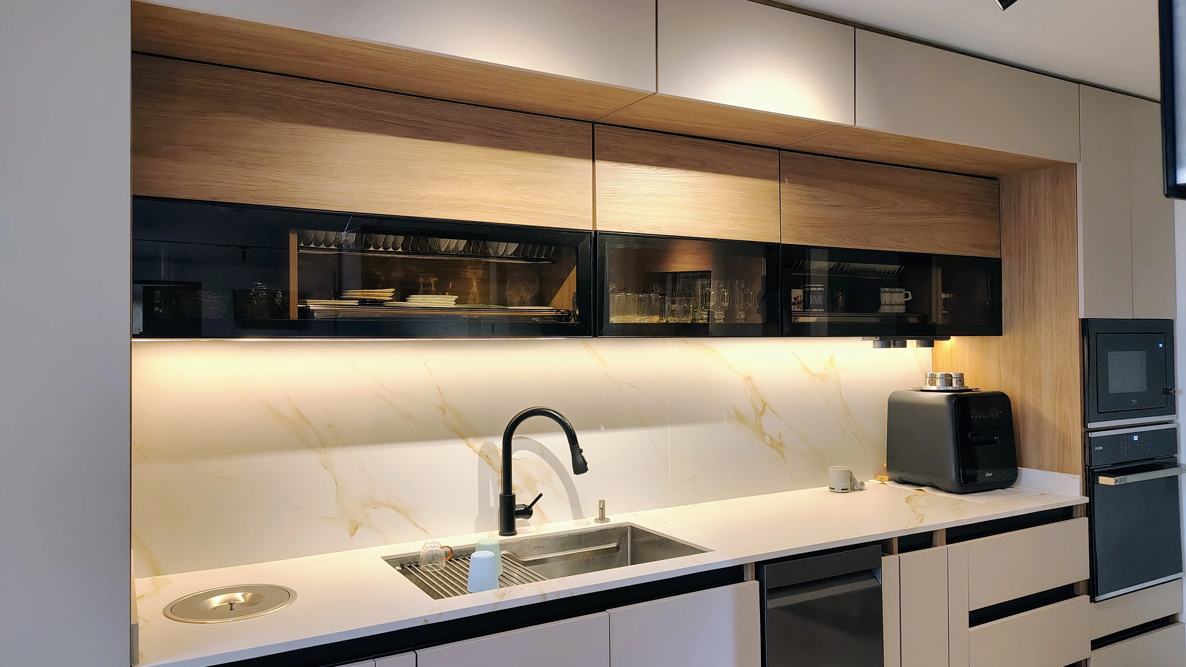Diseño y fabricación de cocina integral de lujo en madera a la medida en Bogotá por Veta Dorada