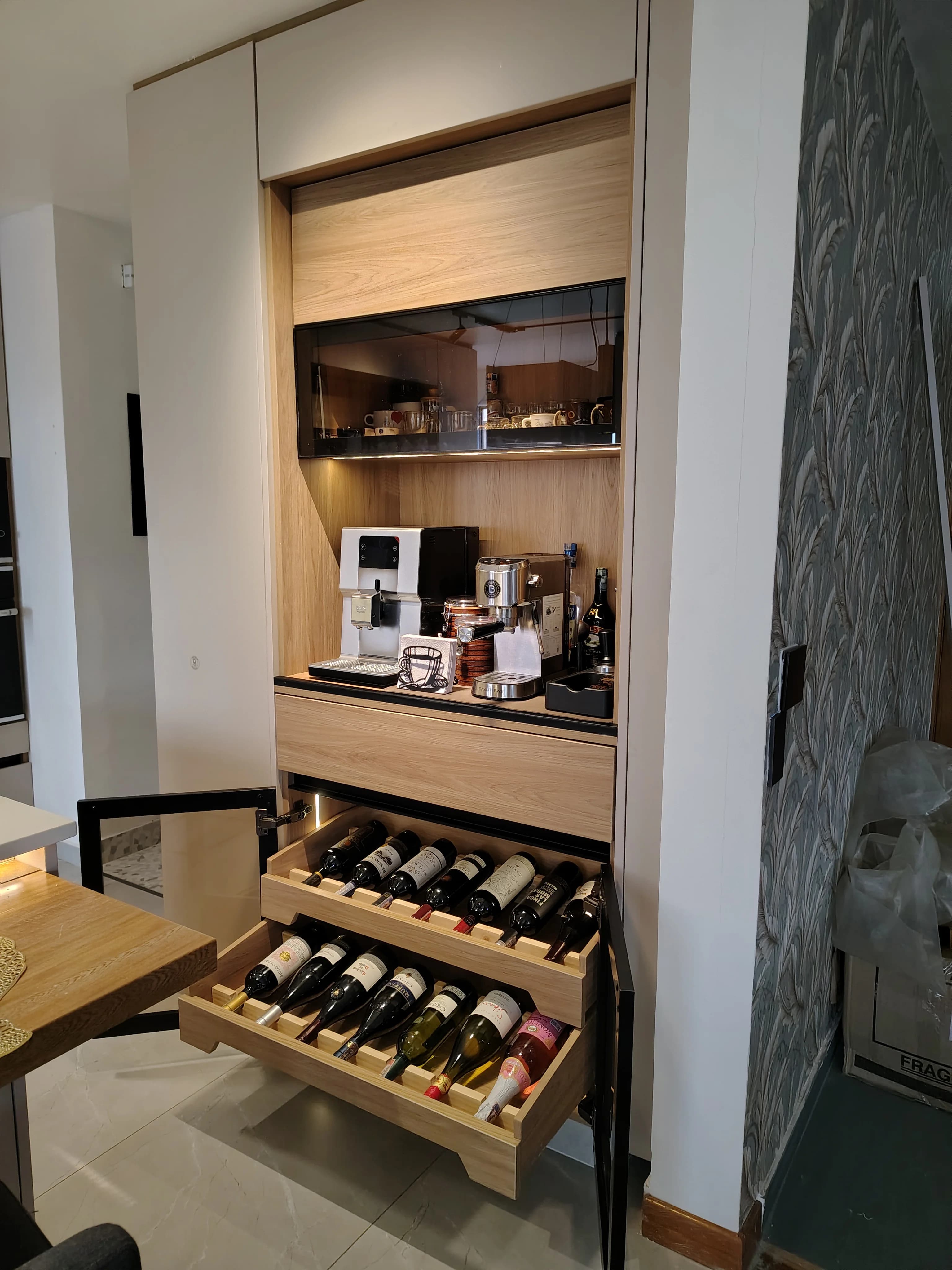 Cava bar en madera diseñada a la medida con iluminación detallada