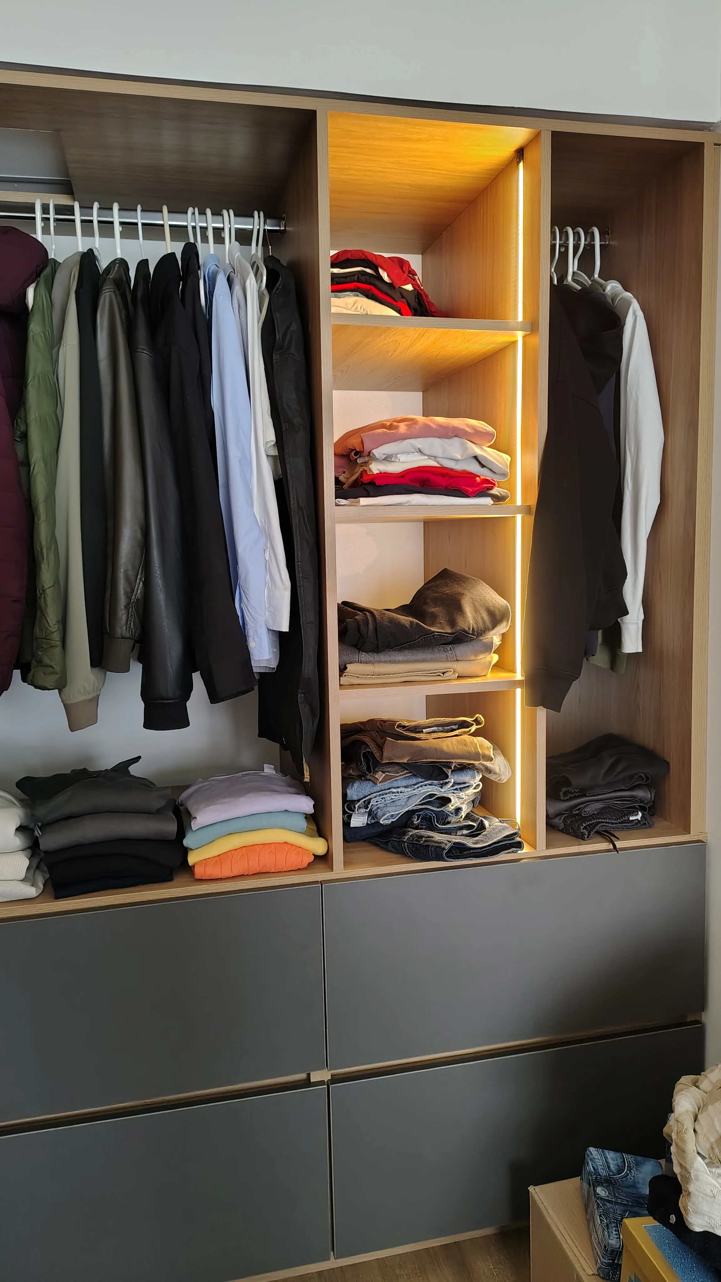 Closet vestidor en madera diseñado a la medida, interior visible — Veta Dorada
