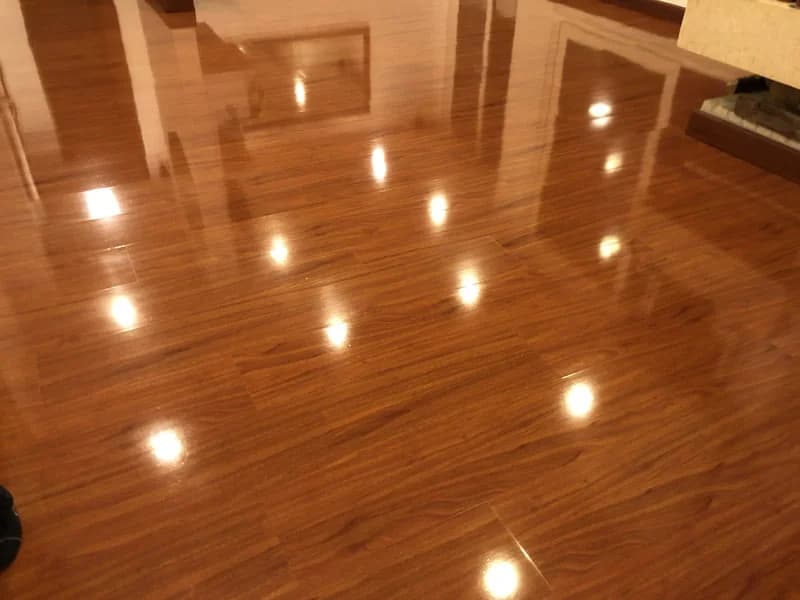 Restauración de piso de madera maciza en residencia de Bogotá